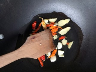 香辣小龙虾,锅中放油，然后放入辣椒，生姜，大蒜翻炒出香味