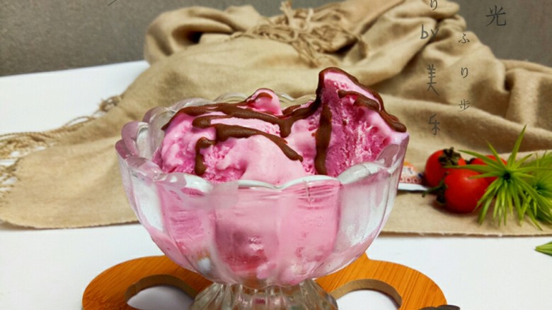 火龙果冰淇淋,红色火龙果做的，颜色特别漂亮