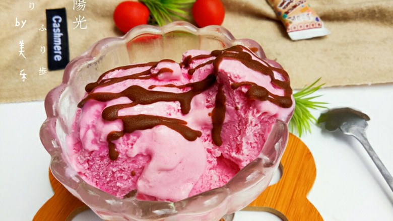 火龙果冰淇淋,满满的奶香味，这个夏天，有自制冰淇淋更美