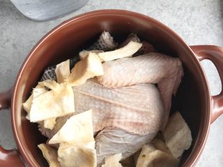榴莲壳炖鸡,加入适量的水,料酒,姜片、胡萝卜
