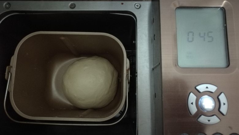 果干鸡肉披萨,面团内所有材料按照先液体后固体放入面包机，酵母挖坑放在最上面。启动面包机和面程序15分钟，揉成光滑的面团。