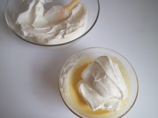酸奶云朵戚风,分两次混合蛋黄糊与蛋白霜，先将1/3的蛋白霜加入至蛋黄糊中翻拌均匀
