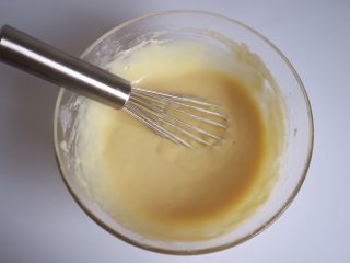 酸奶云朵戚风,搅拌成均匀细腻的蛋黄糊