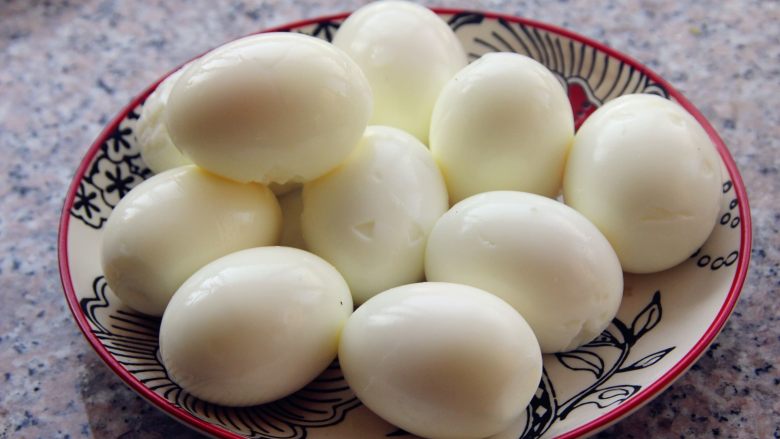 卤素菜,豆腐比较耐炸，在炸豆腐的过程中，把鸡蛋剥壳。