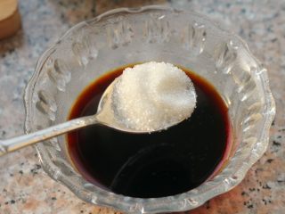糖醋莲藕,以上材料除淀粉外，将水、糖、醋、生抽，混合在一起搅拌成糖醋汁。