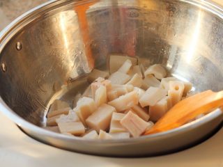糖醋莲藕,炒锅倒入适量的植物油，放入藕丁翻炒一下。