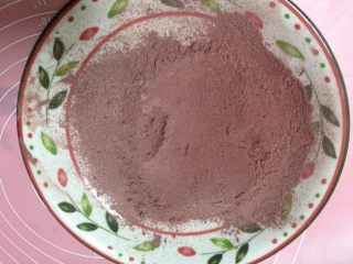 红丝绒蛋糕卷,低粉和红曲粉充分混合过筛两次备用