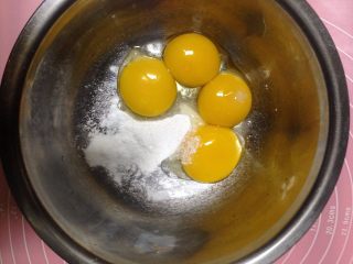 红丝绒蛋糕卷,蛋黄、蛋清分离（蛋清的盆里要求无水无油），蛋黄加10克糖搅打至颜色变成浅黄色