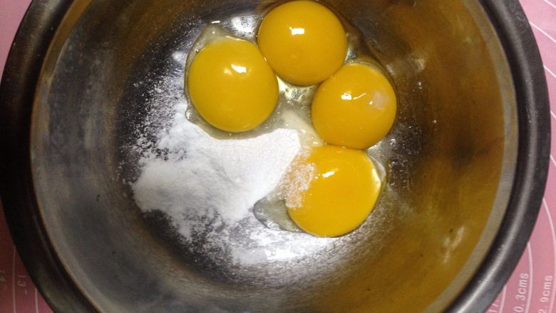 红丝绒蛋糕卷,蛋黄、蛋清分离（蛋清的盆里要求无水无油），蛋黄加10克糖搅打至颜色变成浅黄色