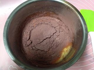 红丝绒蛋糕卷,
筛入混合粉