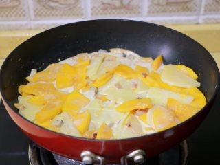 椰奶南瓜焗,炒匀后中小火焖烧7、8分钟，大概烧至南瓜和土豆基本熟了即可