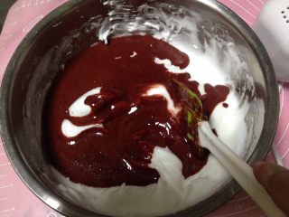 红丝绒蛋糕卷,蛋白糊与蛋黄糊混合翻拌均匀（不要划圈搅拌，以免消泡）