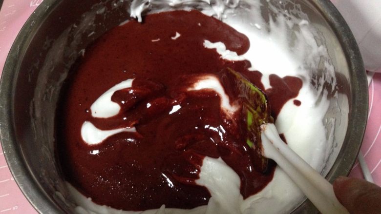 红丝绒蛋糕卷,蛋白糊与蛋黄糊混合翻拌均匀（不要划圈搅拌，以免消泡）