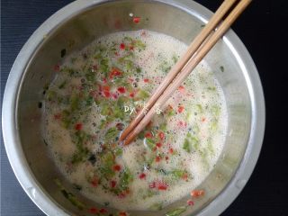 苦瓜蛋脯,用筷子搅拌均匀；
