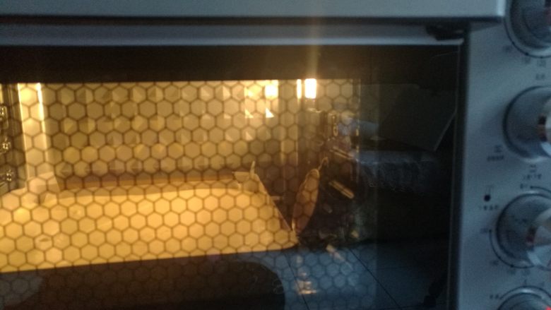 草莓蛋糕卷,送入预热好的烤箱，以上火175，下火165度烘烤18分钟即可（烤箱温度时间仅供参考，具体要根据自己烤箱调节）。