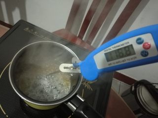 春色马卡龙,纯净水加糖小火煮到118度，离火。