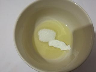 春色马卡龙,蛋白加入糖（我一次性加入的，也可分三次加入）。打发至湿性偏干状态。这一步可在糖水熬至100度开始。