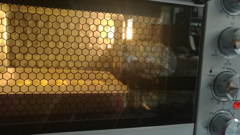 春色马卡龙,烤箱预热上下火160度入烤箱烘烤15分钟即可。