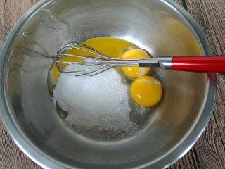 蛋黄小饼干,蛋黄加入糖粉，搅拌均匀。