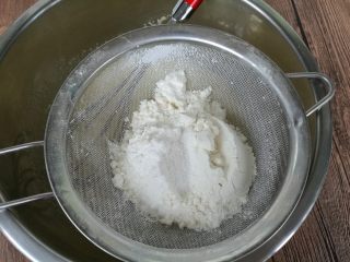 蛋黄小饼干,泡打粉和低粉混合过筛，加入蛋黄糊内。