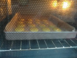 蛋黄小饼干,放入预热好的烤箱，上下火180度烘烤15分钟即可。随时观察一面烤糊。