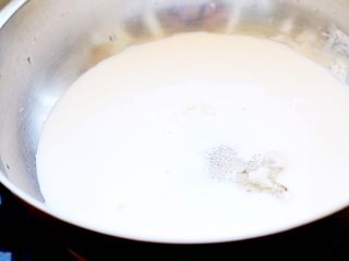 椰蓉牛奶小方,加入吉利丁或鱼胶粉10g或玉米淀粉20g和白砂糖
