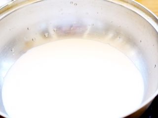 椰蓉牛奶小方,小火加热牛奶，周围起小气泡