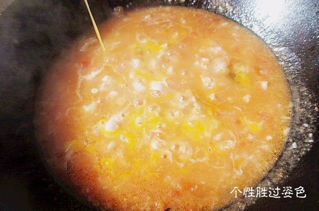 番茄鸡蛋面疙瘩汤,保持锅中滚开状态，把蛋液由边缘往中心转圈淋入锅中，淋完立即用锅铲推开