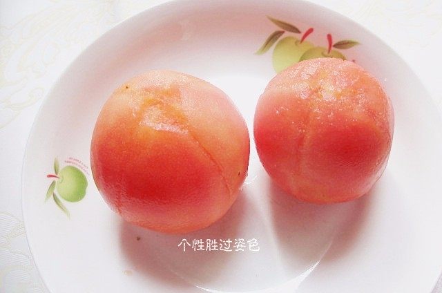 番茄鸡蛋面疙瘩汤,锅中的水开后，将西红柿倒进锅里，在开水中滚20秒后捞出，从十字花刀部位开始，轻松将西红柿皮剥掉