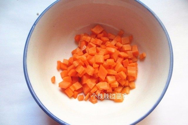 糯米蛋,胡萝卜切成小丁备用