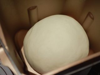 超软流心奶黄包,等到面团发酵至两倍大，用面包机继续搅拌排气，用手揉也是可以的