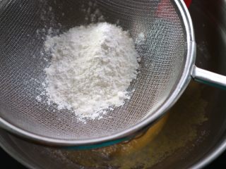 超软流心奶黄包,过筛加入低筋面粉和玉米淀粉