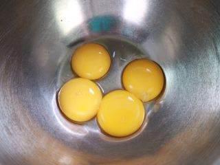 超软流心奶黄包,盆中放入四个蛋黄