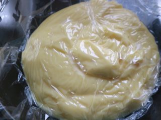 超软流心奶黄包,做好的奶黄馅儿放入碗中，贴紧保鲜膜放入冰箱冷藏冷却备用