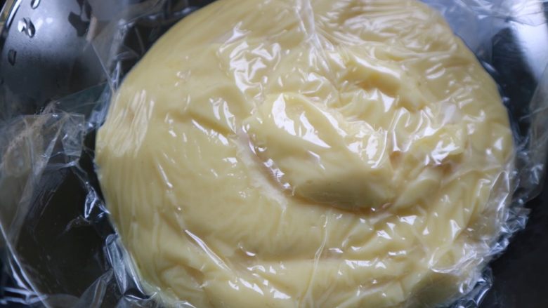 超软流心奶黄包,做好的奶黄馅儿放入碗中，贴紧保鲜膜放入冰箱冷藏冷却备用