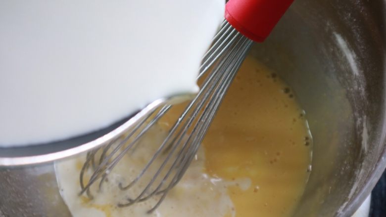 超软流心奶黄包,分次少量的倒入蛋黄糊中，边倒要边搅拌，以防烫熟蛋黄