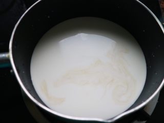 超软流心奶黄包,发酵的空档可以来做流心奶黄馅儿。
奶锅中倒入牛奶、淡奶油和适量香草精。香草精是为了减轻蛋腥味，没有的话可以不放