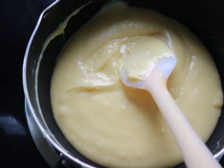 超软流心奶黄包,开小火加热，直至质地变得浓稠细腻，一定要不停的搅拌，小奶锅最好也是不粘锅