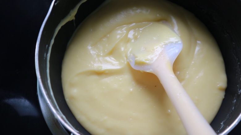 超软流心奶黄包,开小火加热，直至质地变得浓稠细腻，一定要不停的搅拌，小奶锅最好也是不粘锅