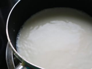 超软流心奶黄包,奶锅中的液体开火加热，看到锅边冒小气泡即可关火