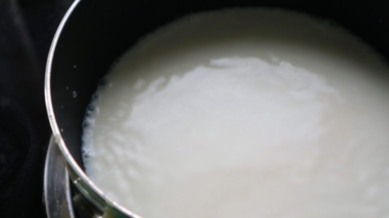 超软流心奶黄包,奶锅中的液体开火加热，看到锅边冒小气泡即可关火