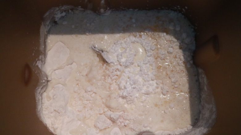 超软流心奶黄包,一起混合倒入面包机桶内