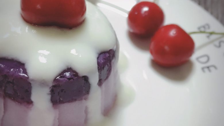 紫薯慕斯蛋糕,还用纸杯做了几个，冷藏好方便脱膜，淋上酸奶，口感更赞哦！