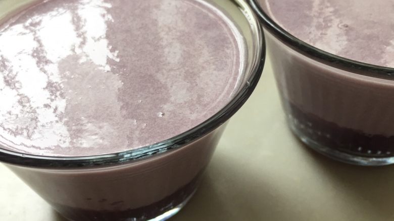 紫薯慕斯蛋糕,取出之前冷藏的杯子，把慕斯糊倒入，冰箱冷藏四小时即可