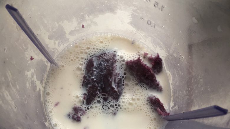 紫薯慕斯蛋糕,把牛奶和剩下的紫薯泥放入搅拌机