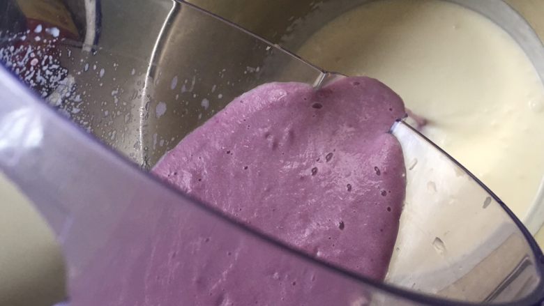 紫薯慕斯蛋糕,把紫薯糊和淡奶油混合，搅拌均匀