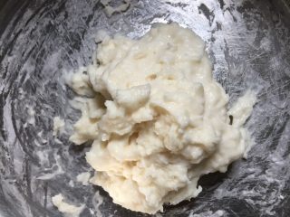 椰蓉花朵面包,汤种:20克开水倒入20克高粉中,搅拌均匀无干粉,放晾备用