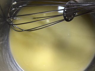 椰蓉花朵面包,提前把黄油软化,软化好的黄油加糖粉搅拌均匀后加入牛奶和全蛋液搅拌,