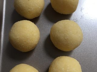 椰蓉花朵面包,半小时后取出分成25克一个,并揉圆备用