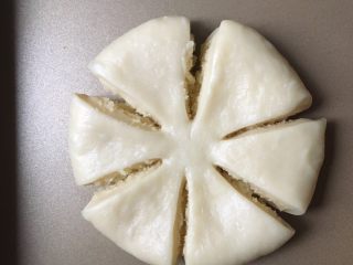 椰蓉花朵面包,用剪刀剪成六等份，中间不要剪断